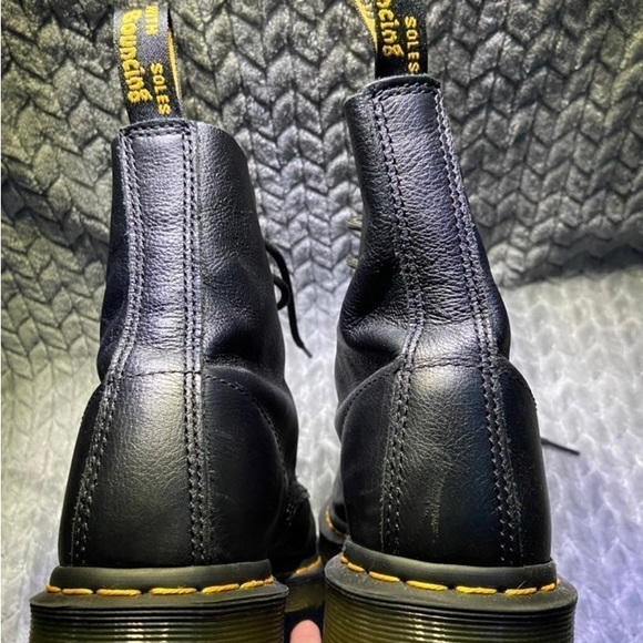 Doc Martens size 7 womens - Picture 2 of 6
